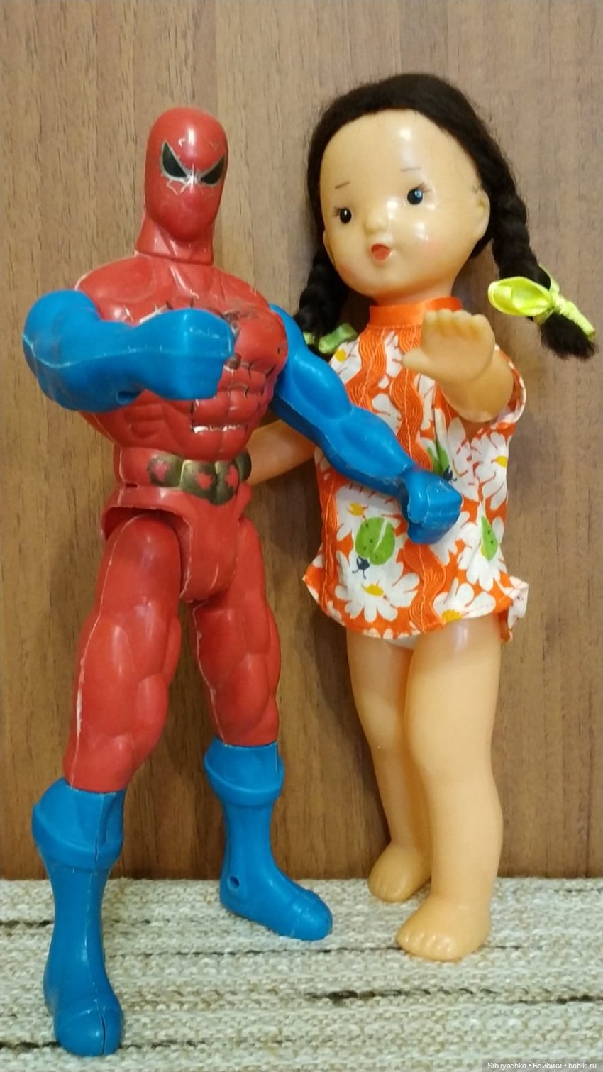 Юля изучает игрушки с благотворительной полочки