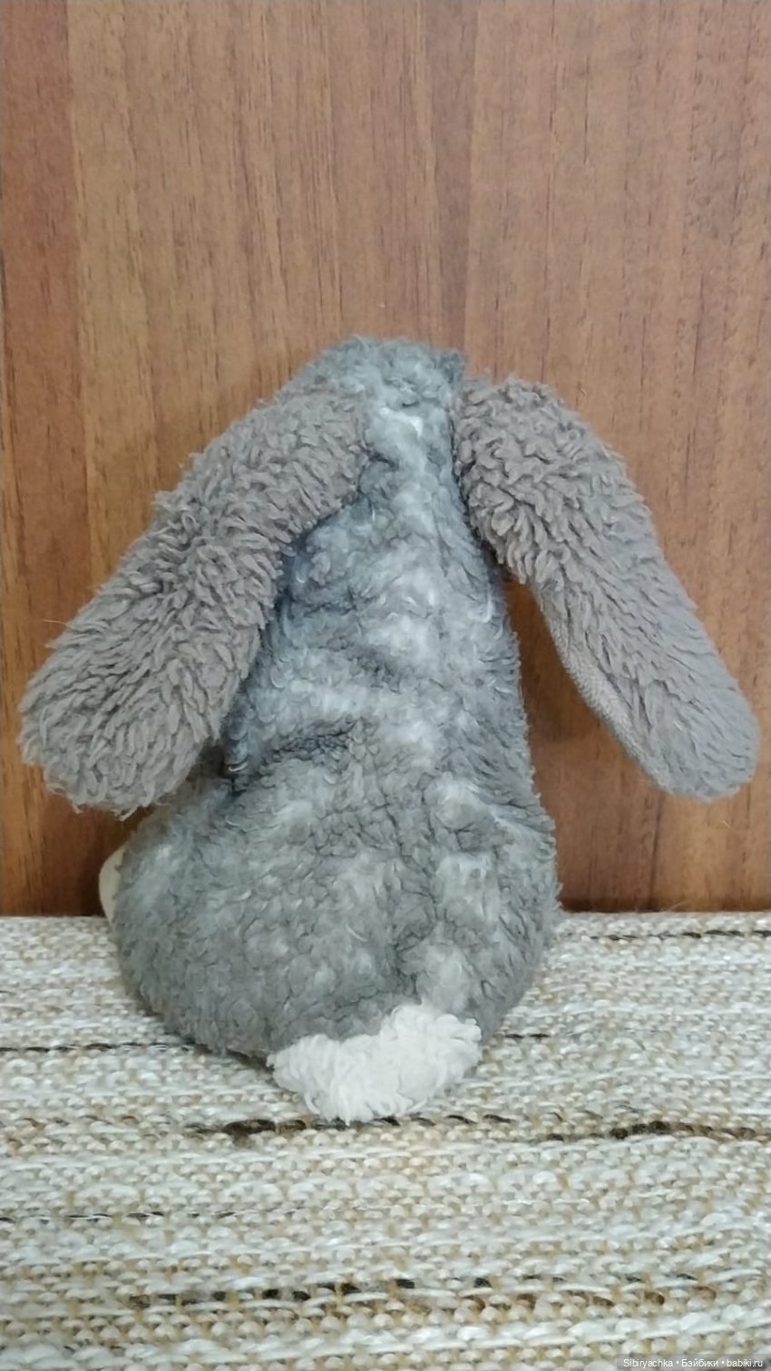 Юля изучает игрушки с благотворительной полочки