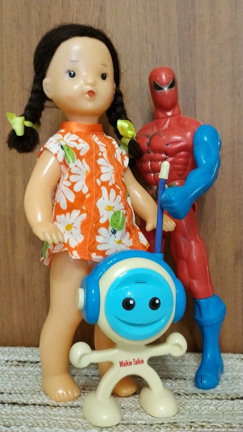 Юля изучает игрушки с благотворительной полочки