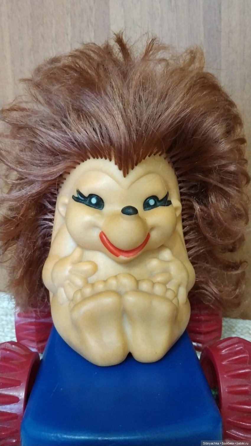 Юля изучает игрушки с благотворительной полочки (фото 10)