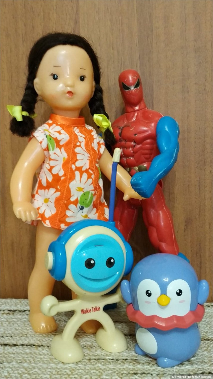 Юля изучает игрушки с благотворительной полочки