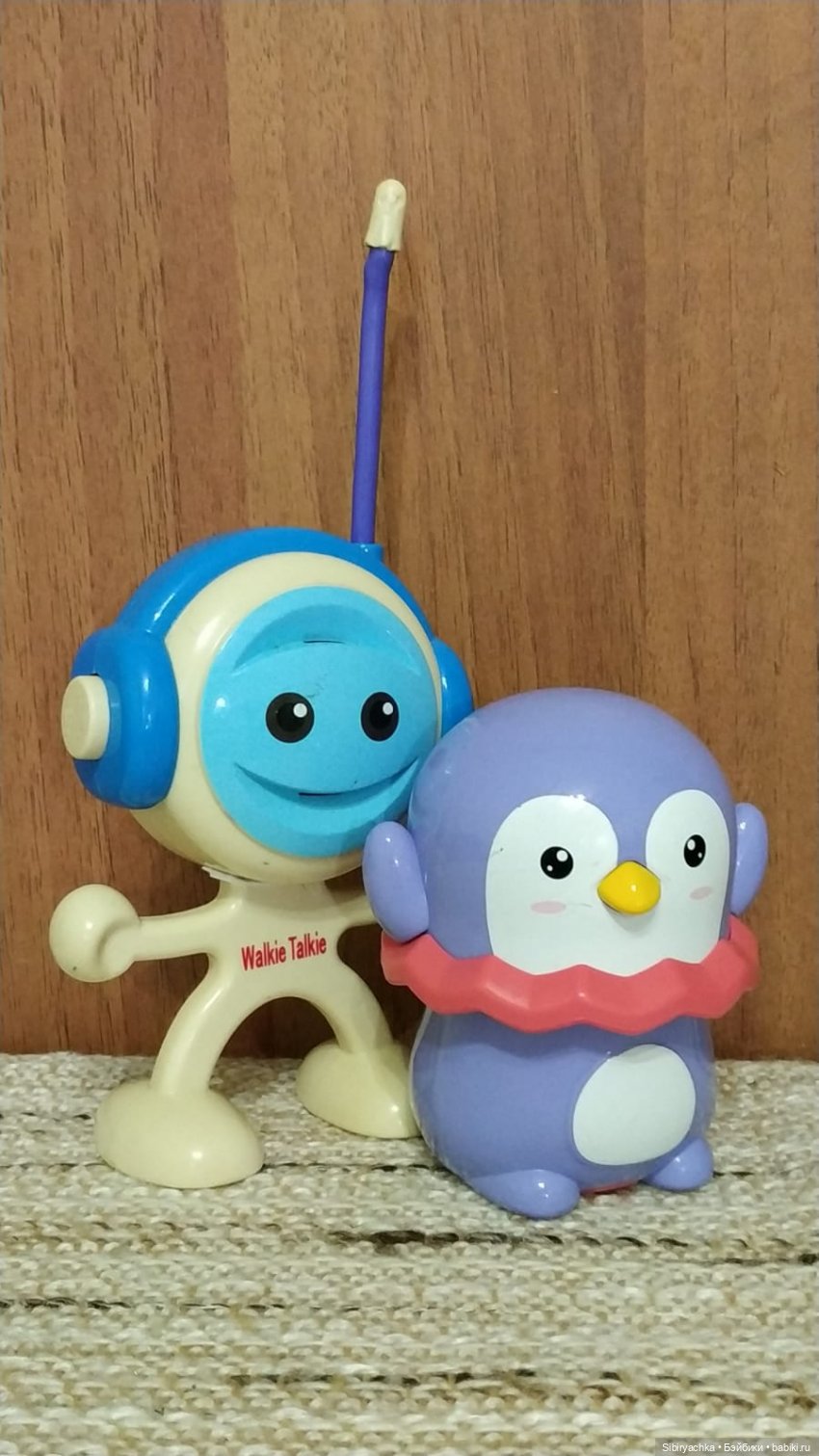 Юля изучает игрушки с благотворительной полочки