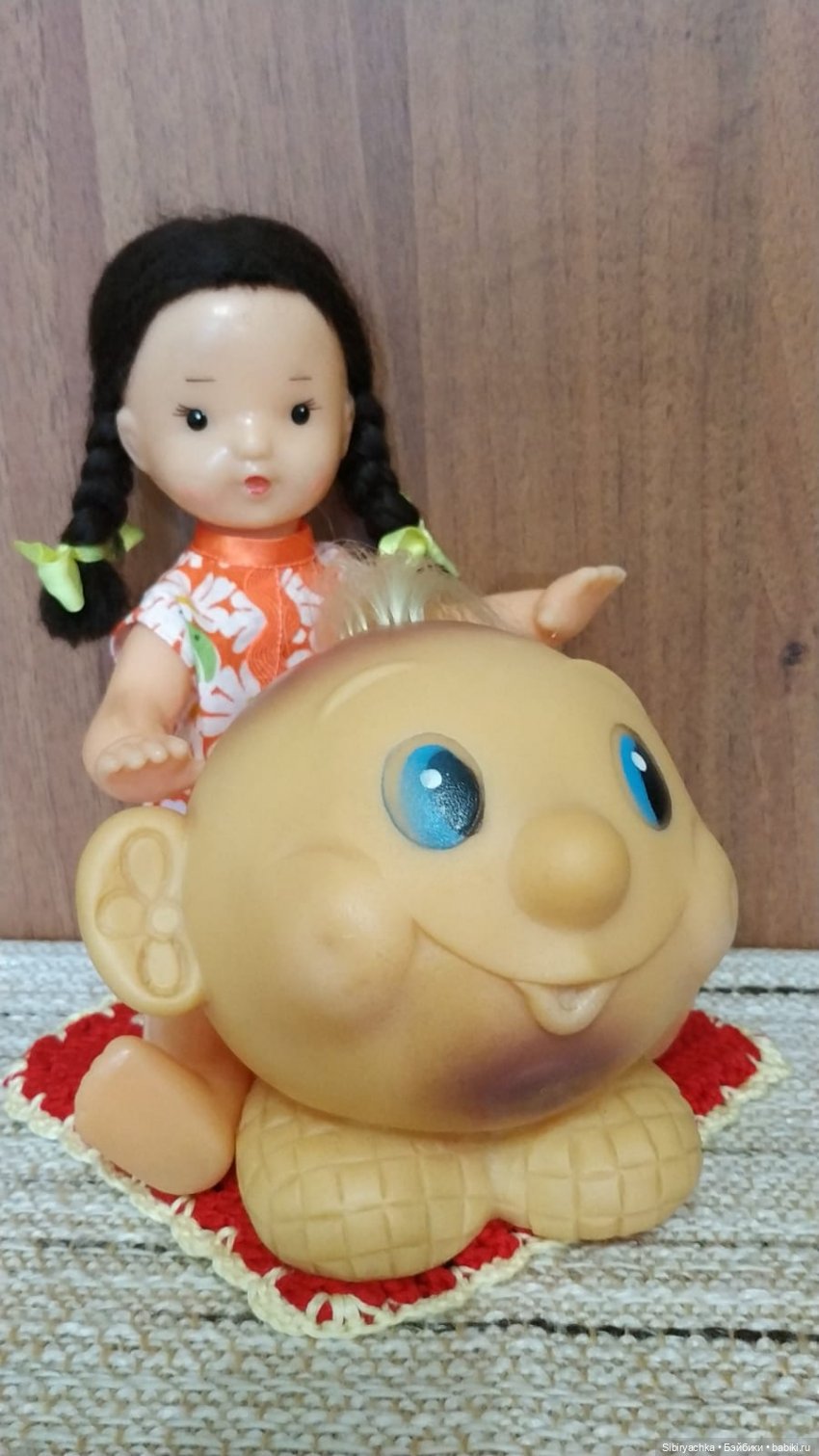 Юля изучает игрушки с благотворительной полочки (фото 2)