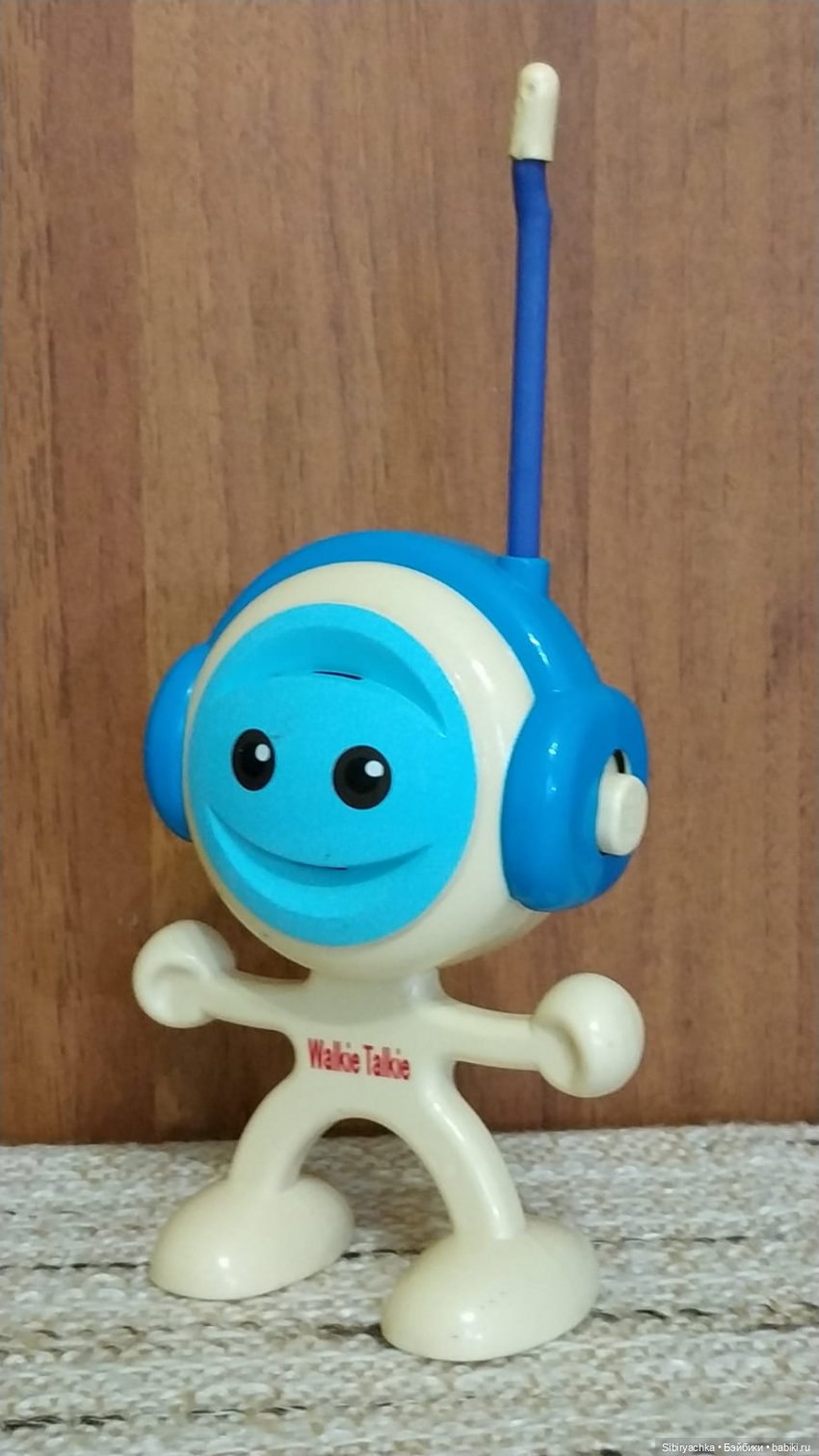 Юля изучает игрушки с благотворительной полочки