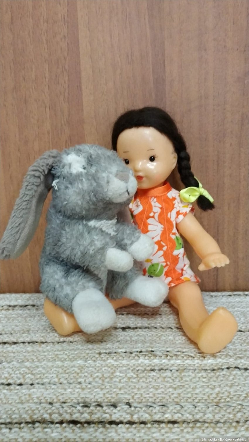 Юля изучает игрушки с благотворительной полочки