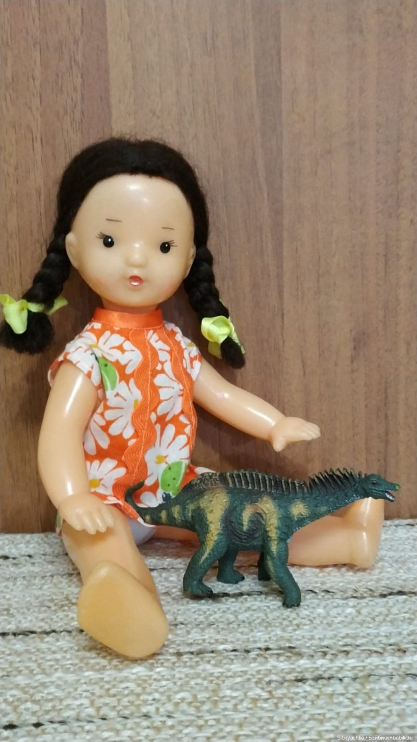 Юля изучает игрушки с благотворительной полочки