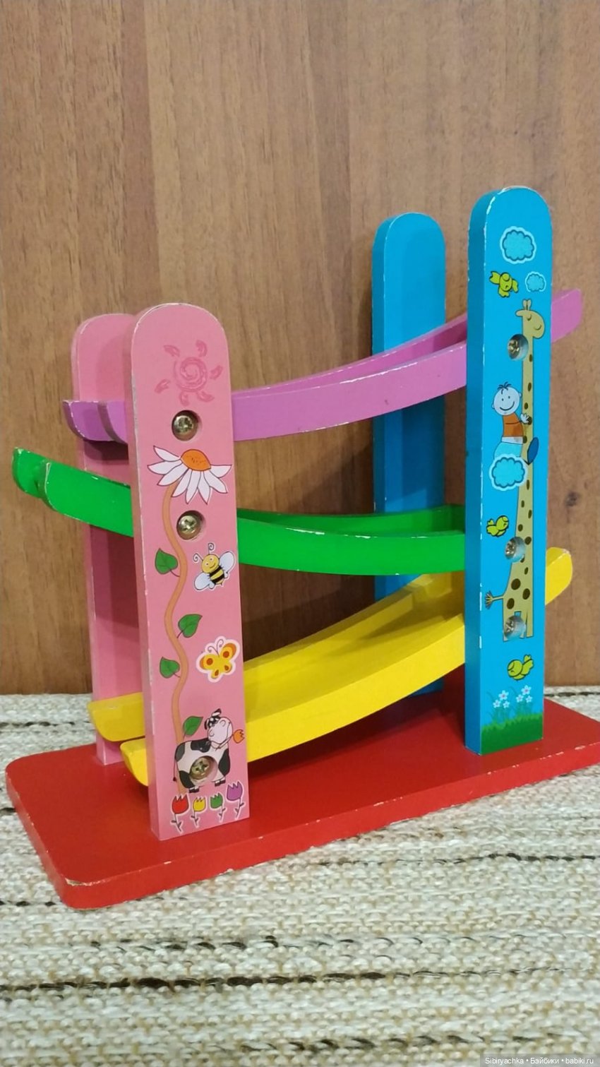 Юля изучает игрушки с благотворительной полочки