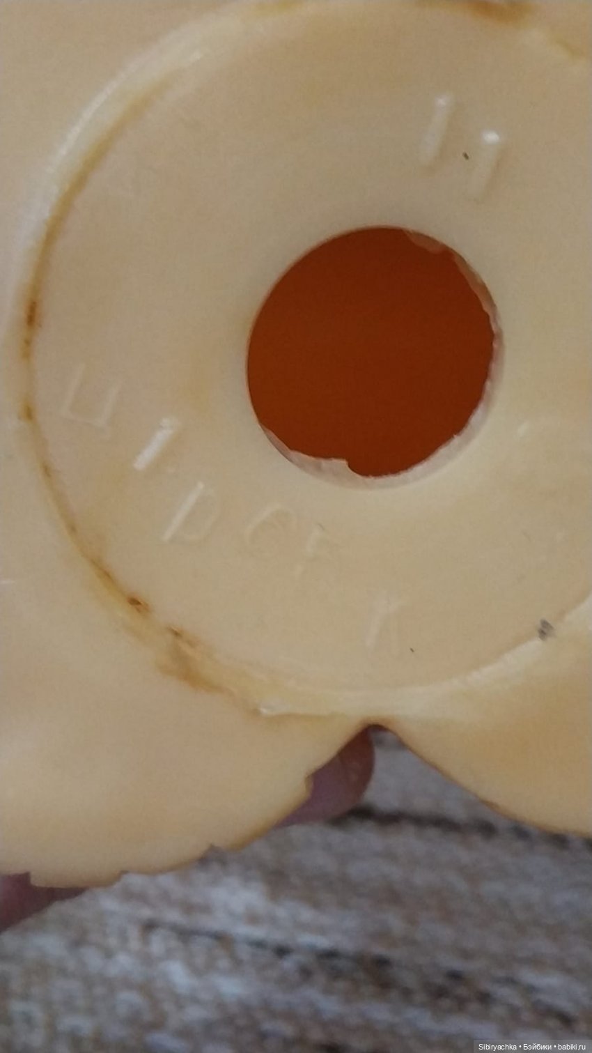 Юля изучает игрушки с благотворительной полочки (фото 7)