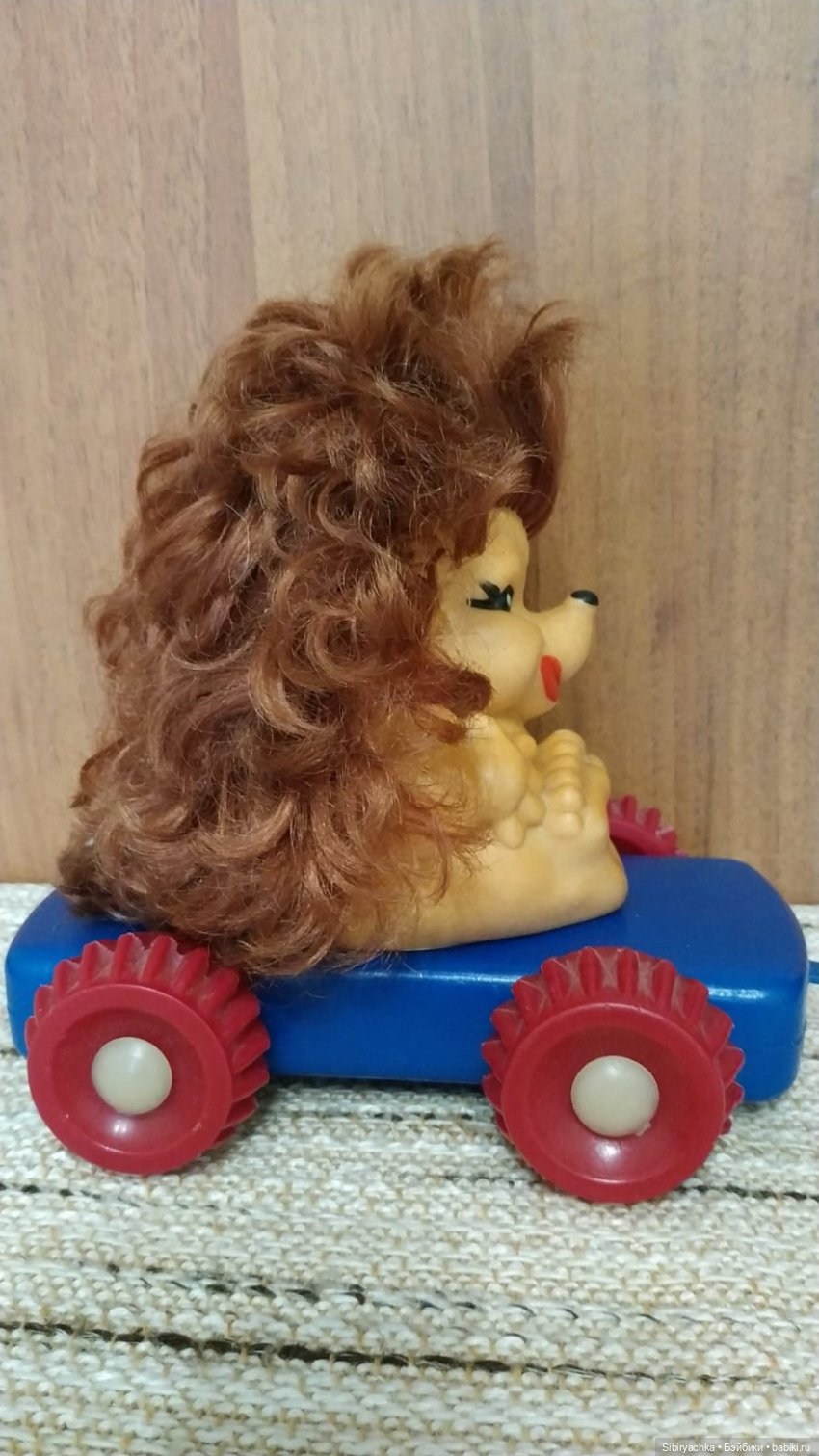 Юля изучает игрушки с благотворительной полочки