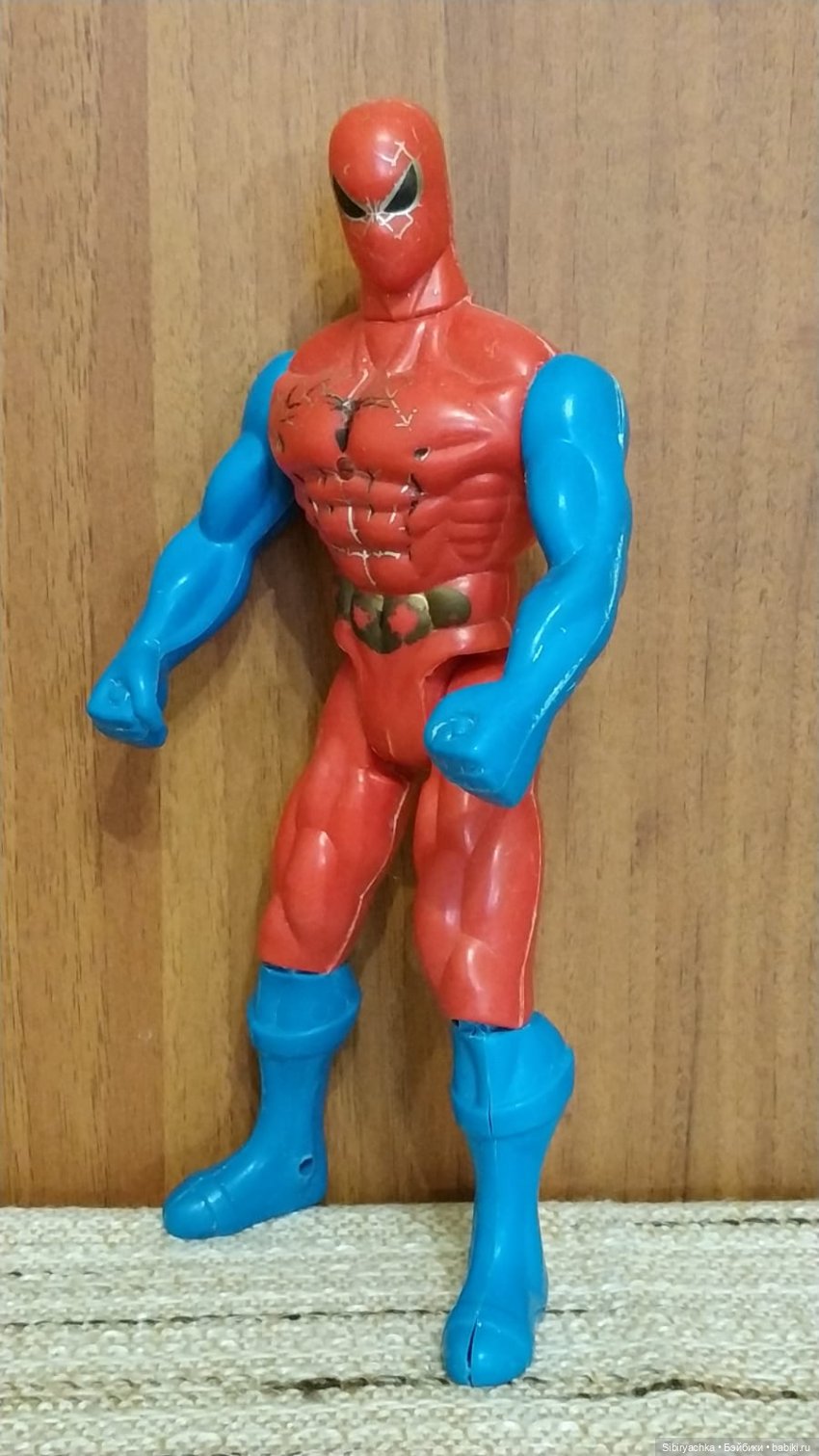 Юля изучает игрушки с благотворительной полочки