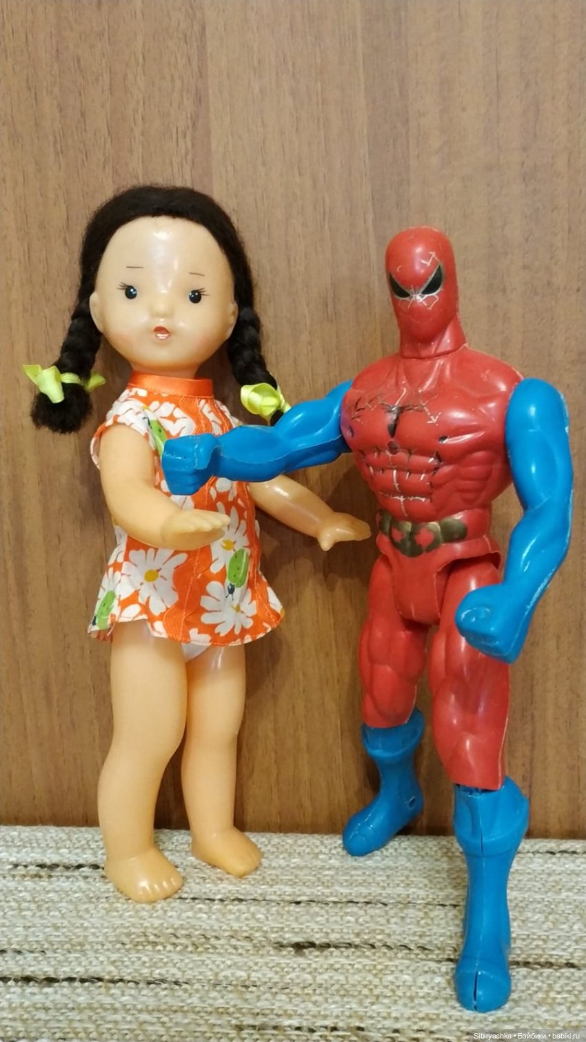 Юля изучает игрушки с благотворительной полочки