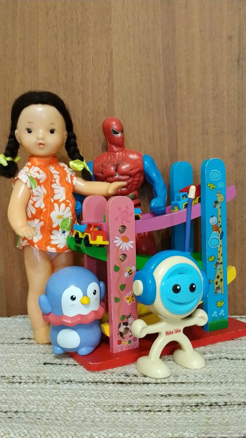 Юля изучает игрушки с благотворительной полочки