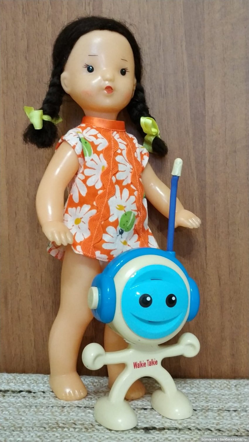 Юля изучает игрушки с благотворительной полочки