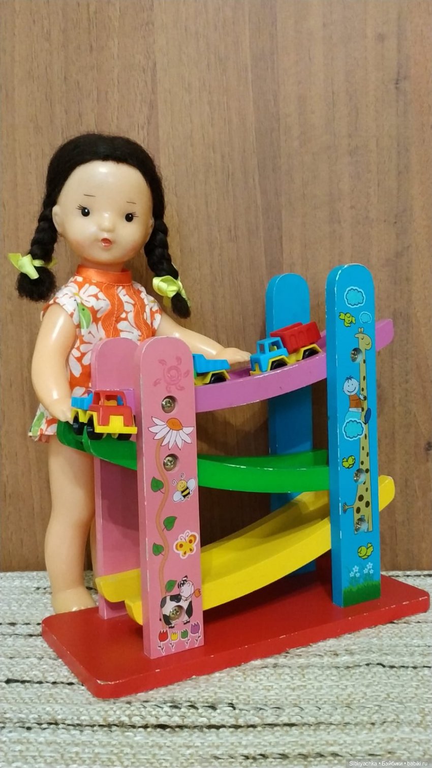 Юля изучает игрушки с благотворительной полочки