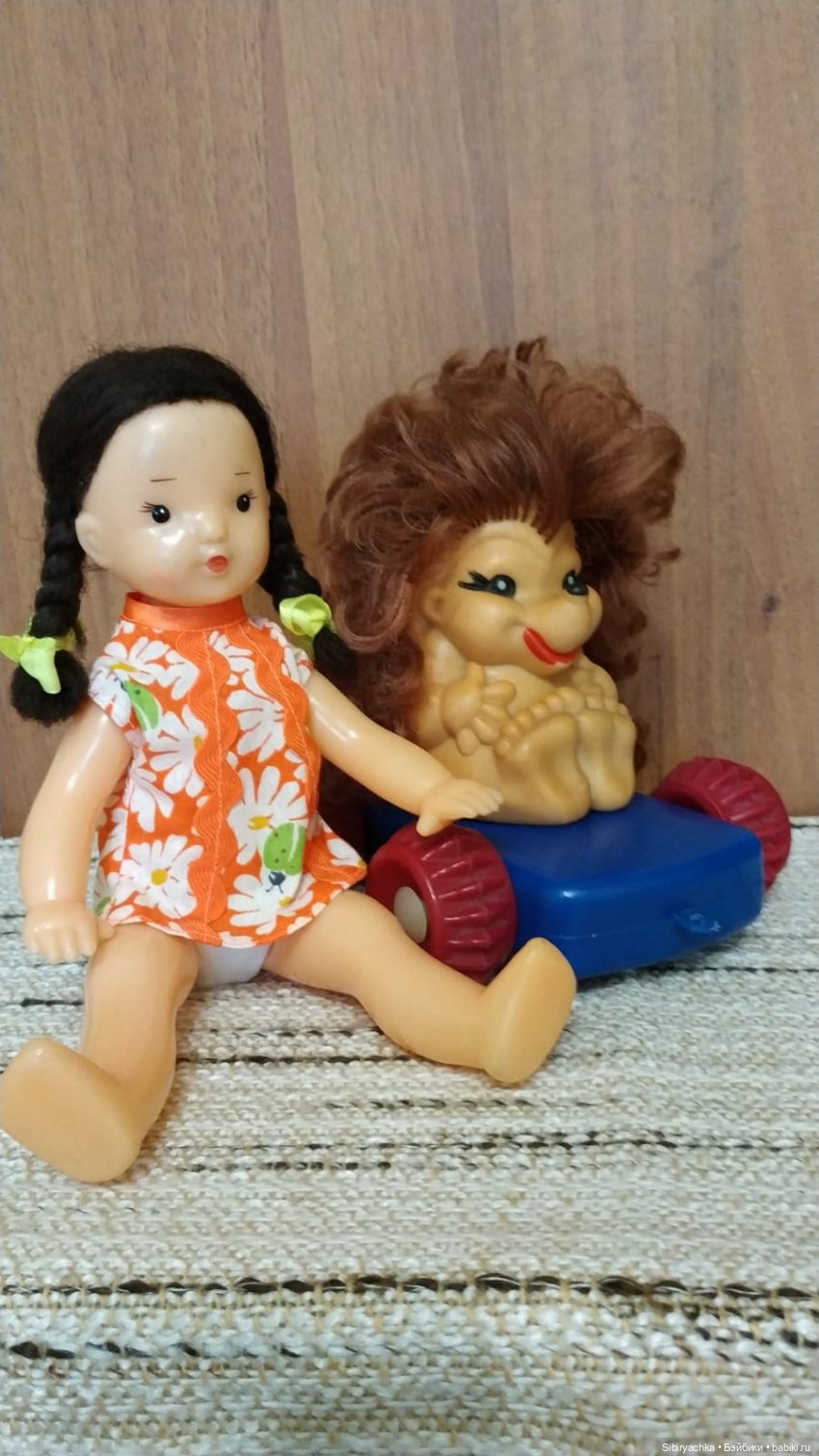 Юля изучает игрушки с благотворительной полочки