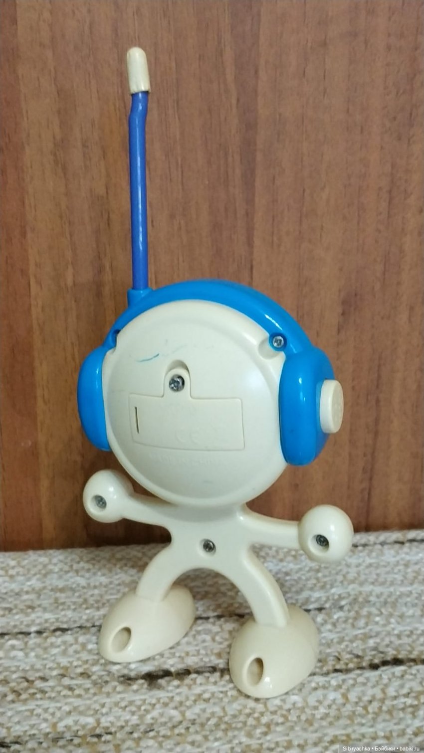 Юля изучает игрушки с благотворительной полочки