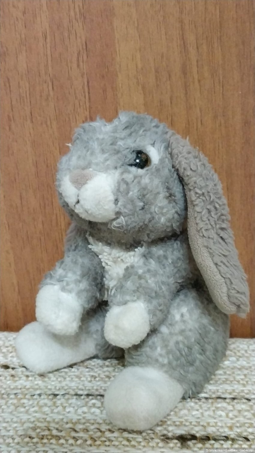 Юля изучает игрушки с благотворительной полочки