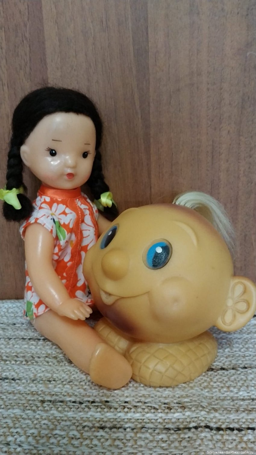 Юля изучает игрушки с благотворительной полочки (фото 3)