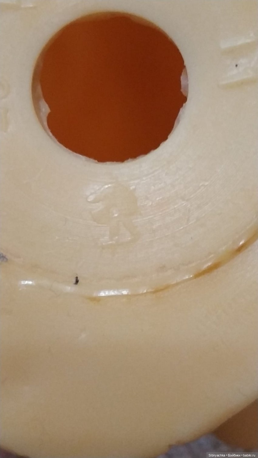 Юля изучает игрушки с благотворительной полочки (фото 8)