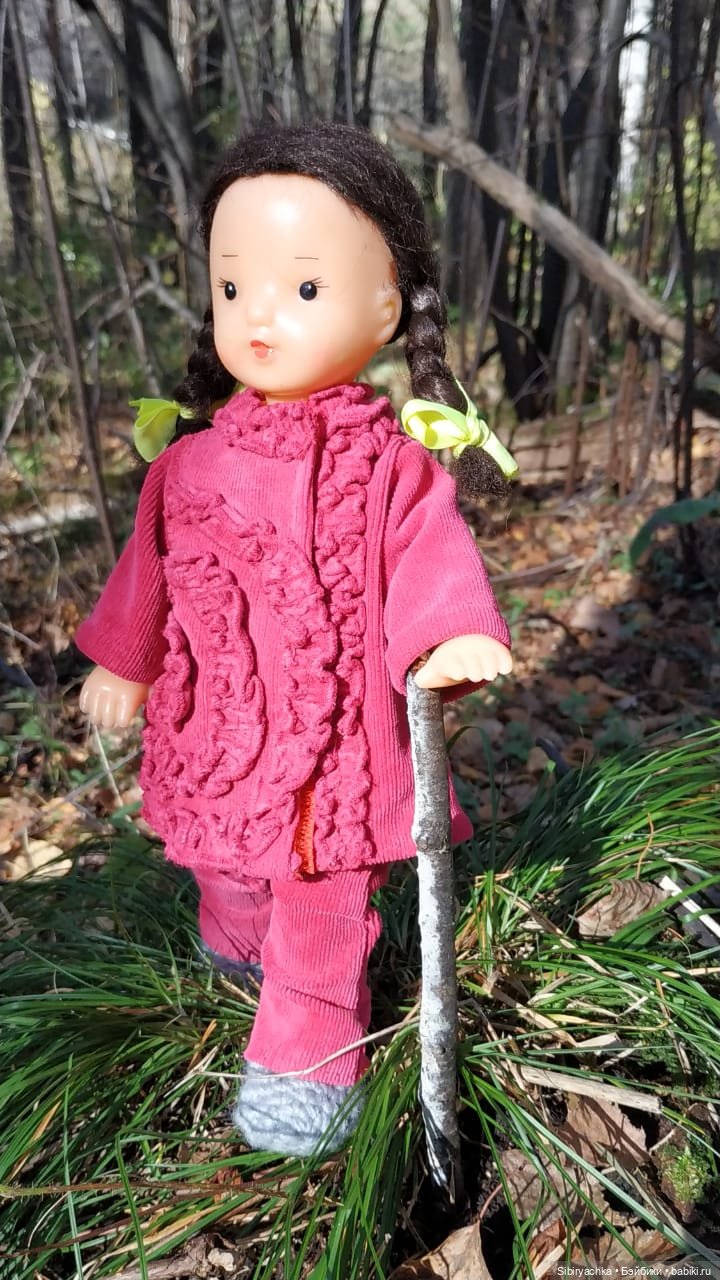 Юля слушает тихую песню осени в лесу