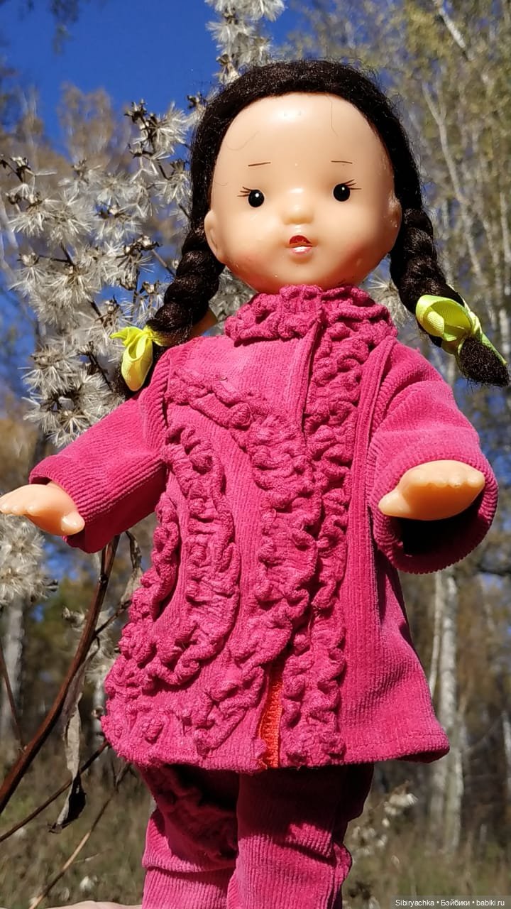 Юля слушает тихую песню осени в лесу