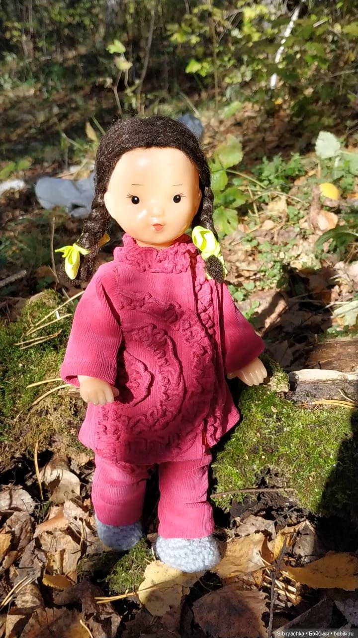 Юля слушает тихую песню осени в лесу