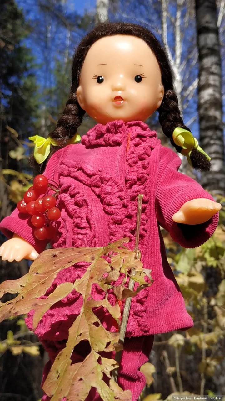 Юля слушает тихую песню осени в лесу