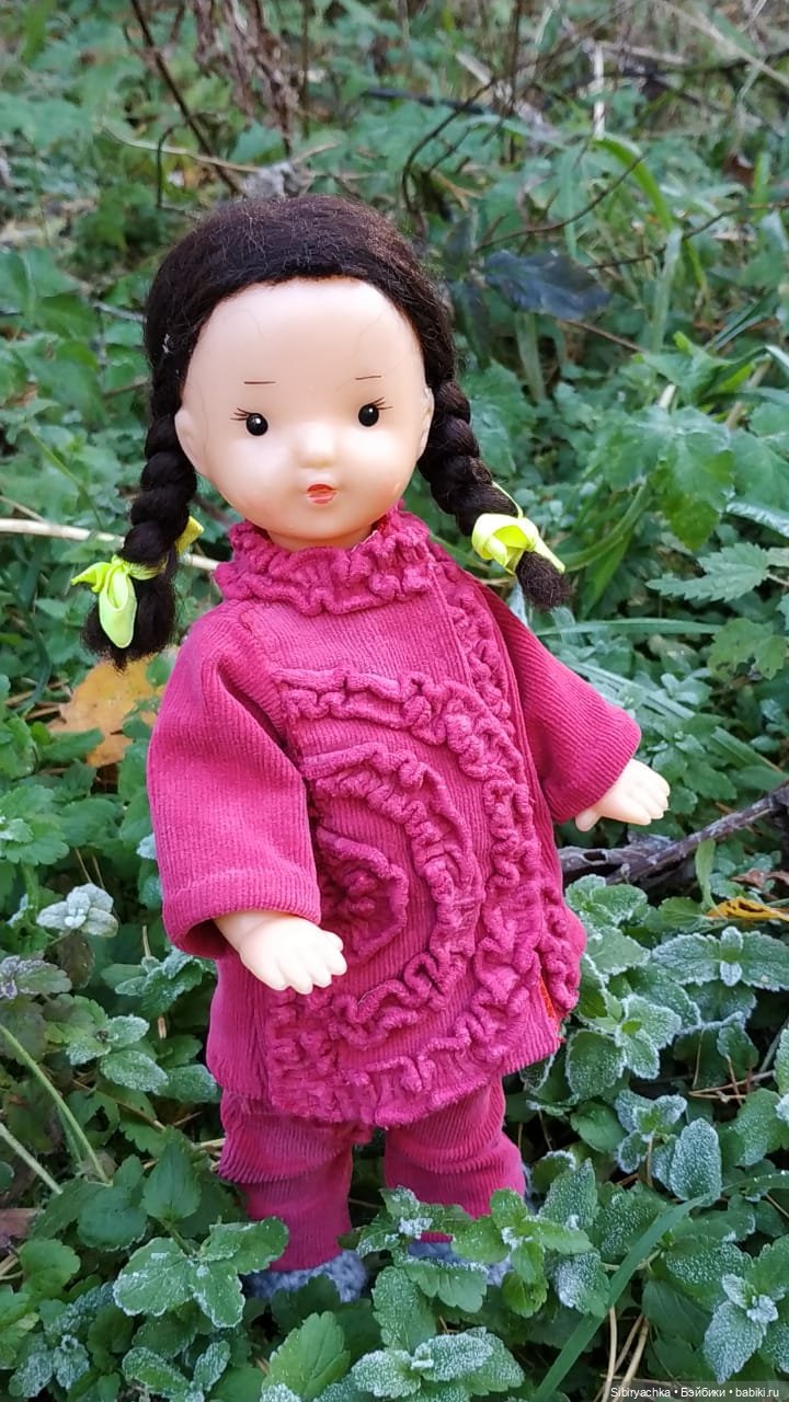 Юля слушает тихую песню осени в лесу