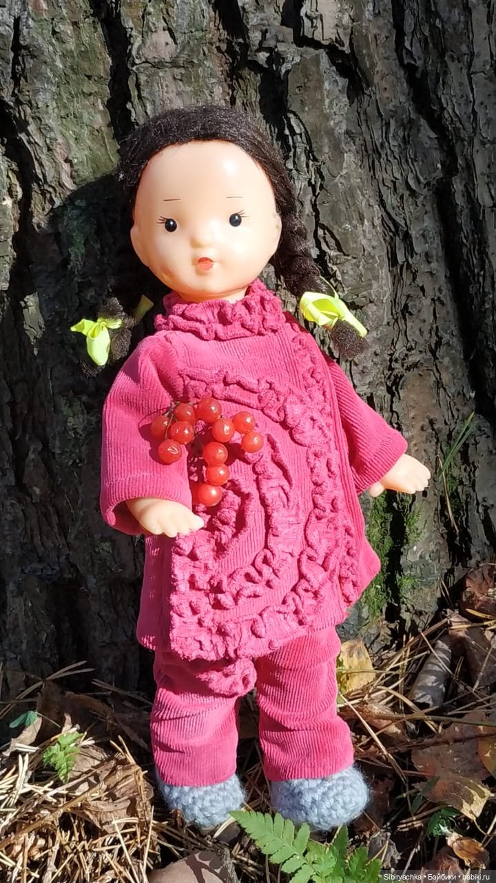 Юля слушает тихую песню осени в лесу