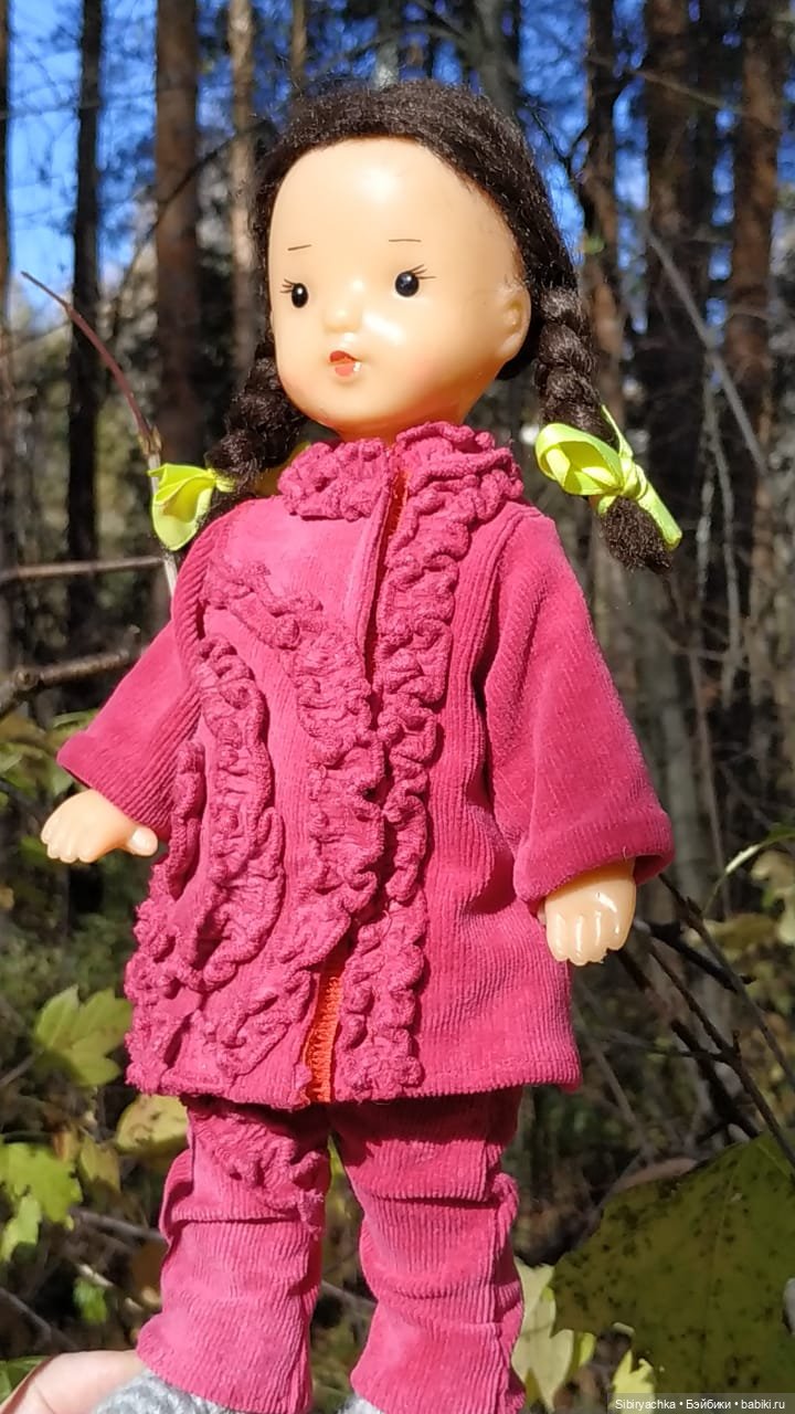 Юля слушает тихую песню осени в лесу