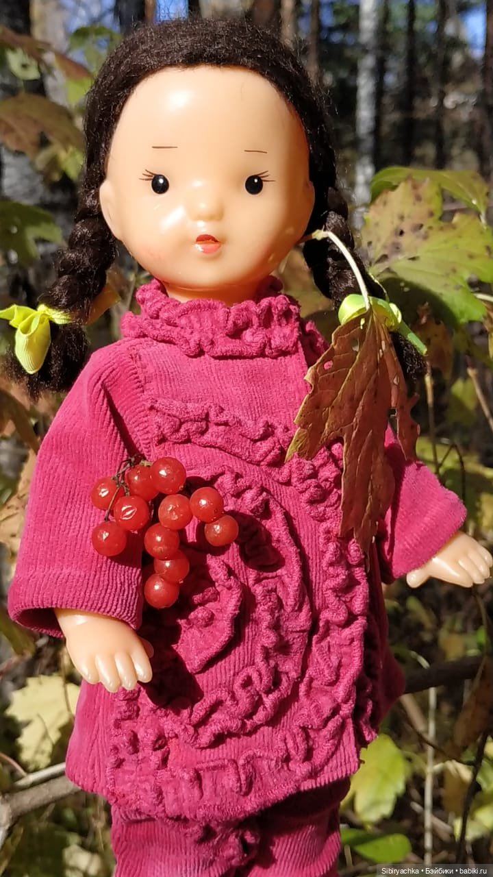 Юля слушает тихую песню осени в лесу