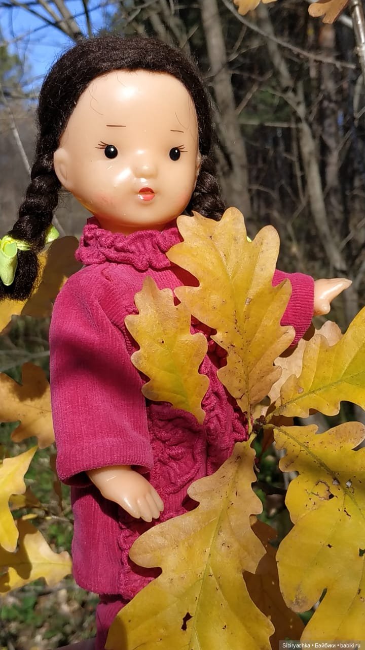 Юля слушает тихую песню осени в лесу