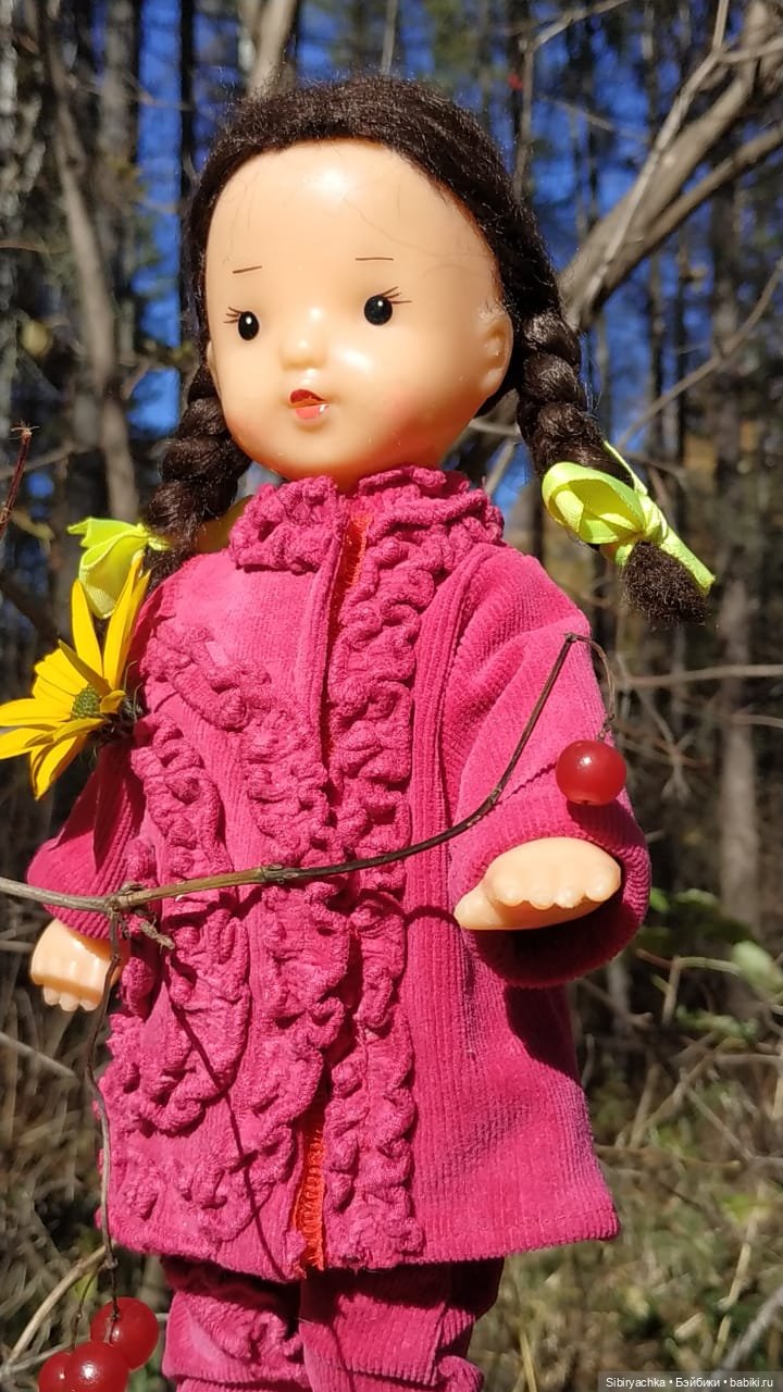 Юля слушает тихую песню осени в лесу