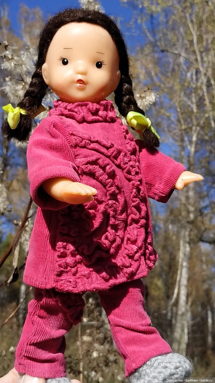 Юля слушает тихую песню осени в лесу