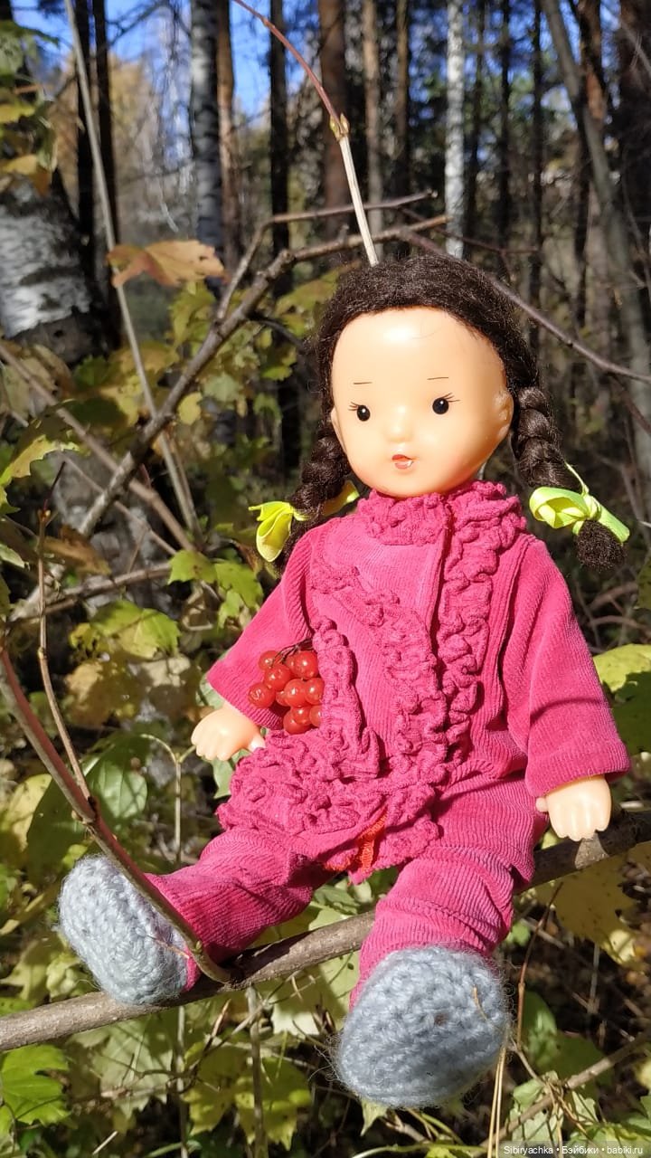 Юля слушает тихую песню осени в лесу