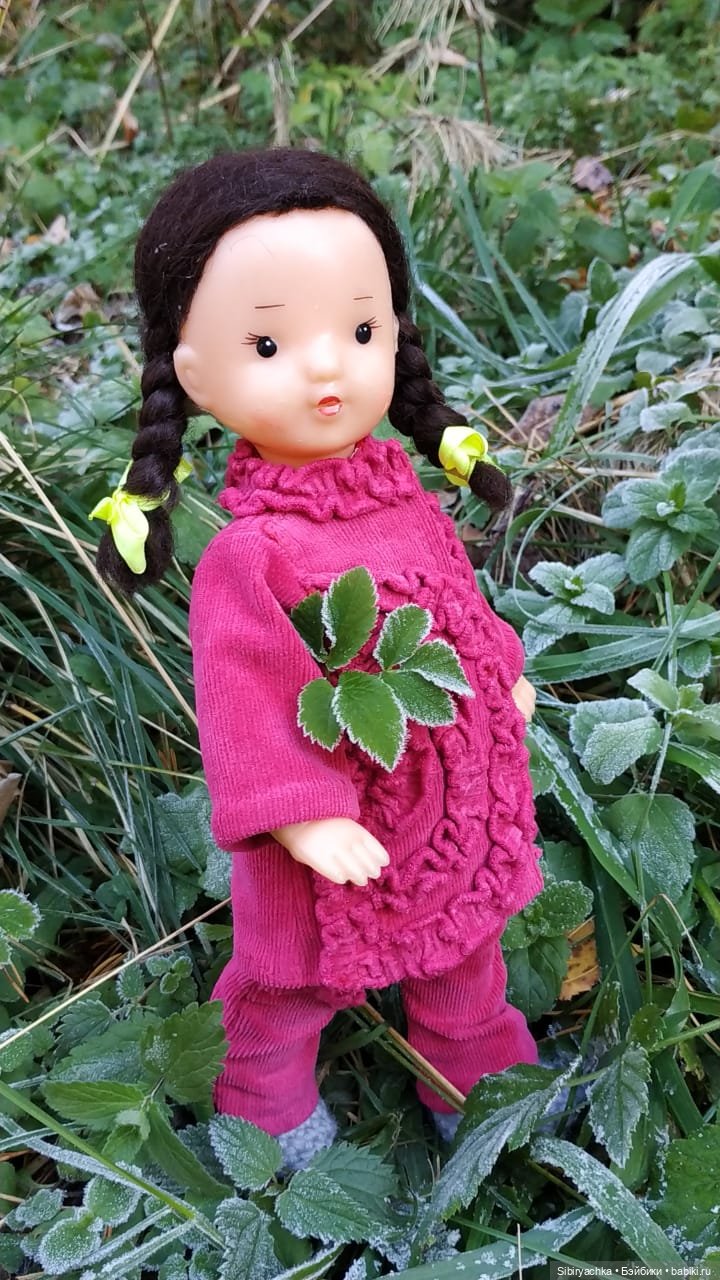 Юля слушает тихую песню осени в лесу