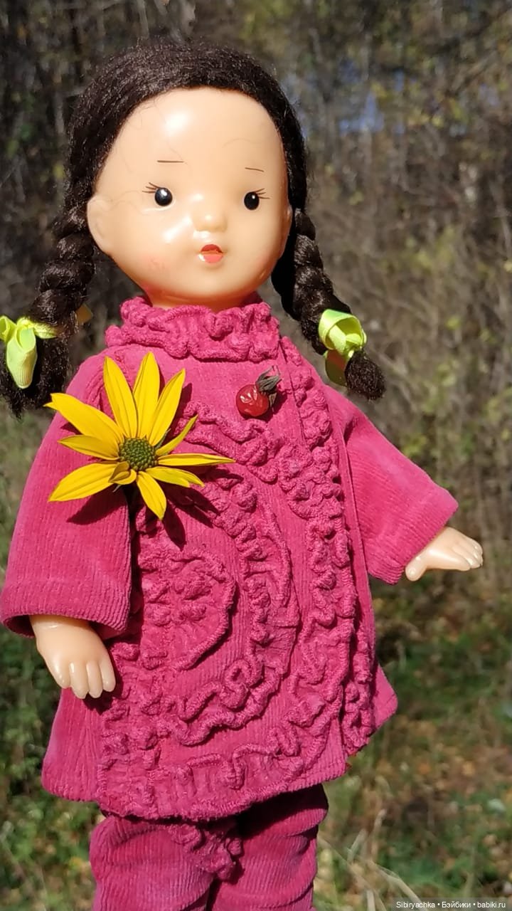 Юля слушает тихую песню осени в лесу