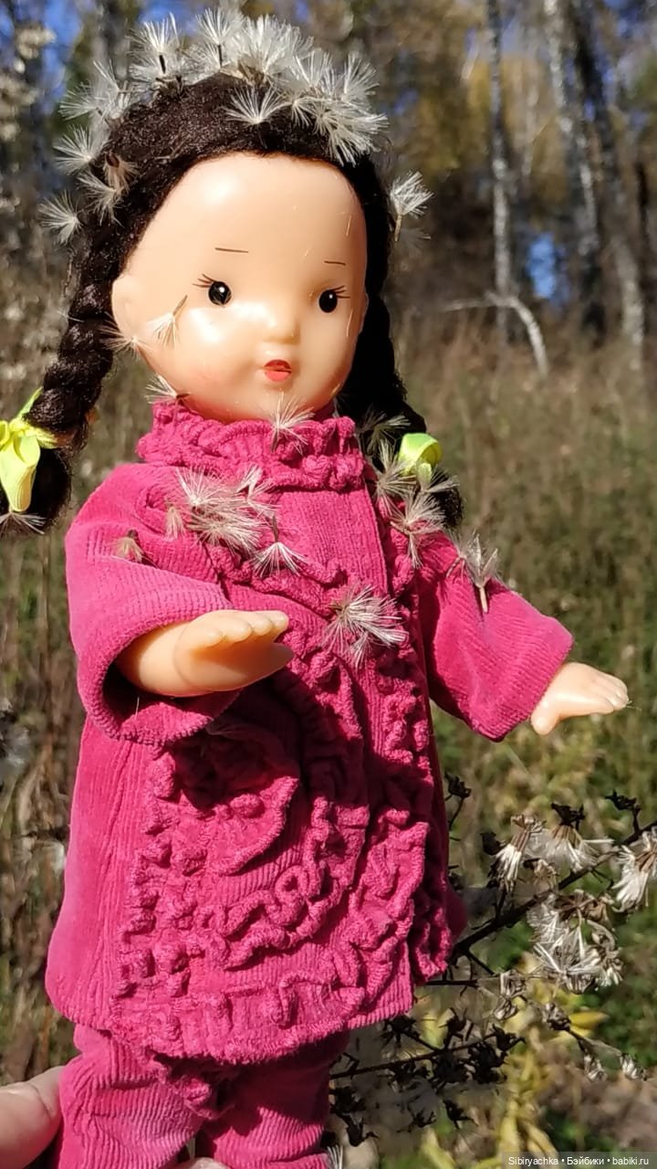 Юля слушает тихую песню осени в лесу