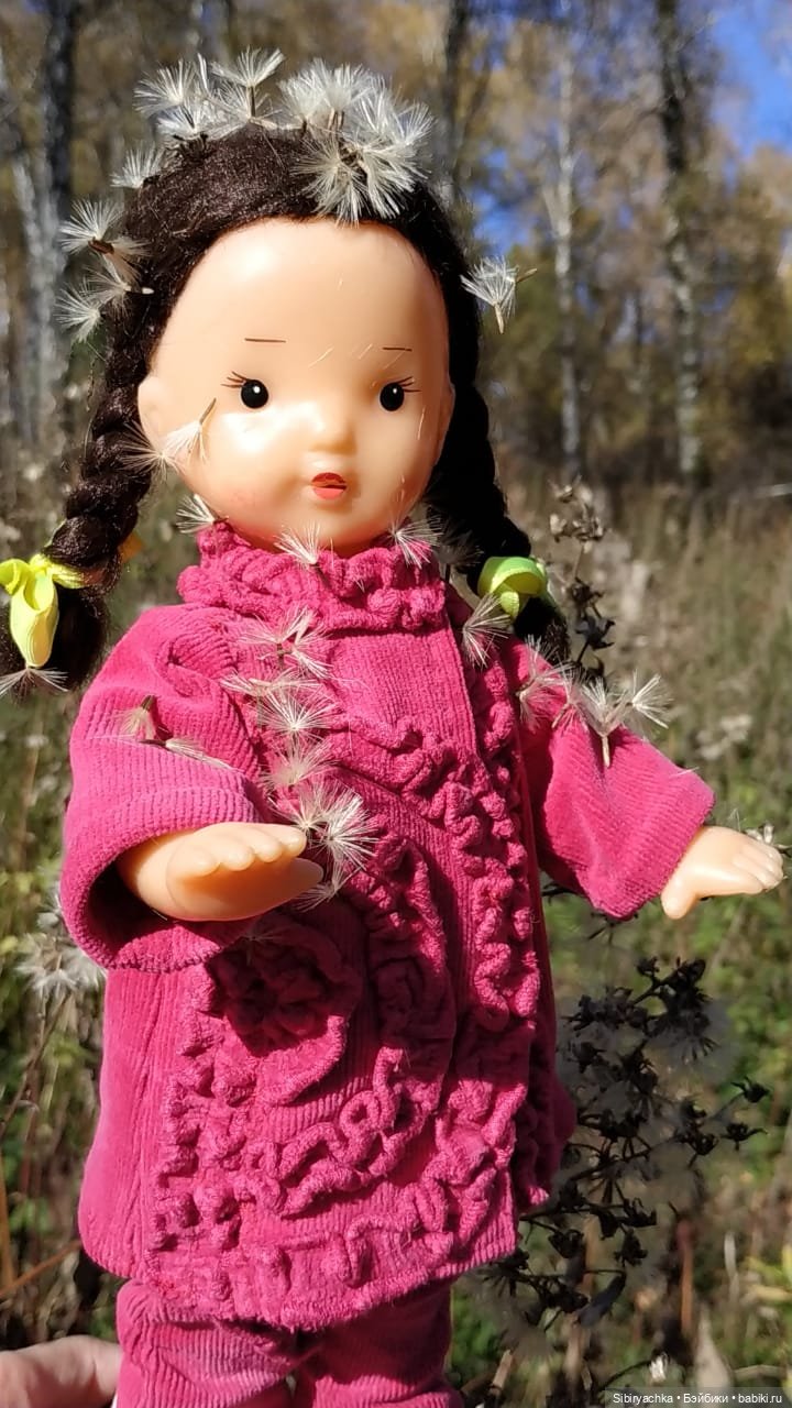 Юля слушает тихую песню осени в лесу