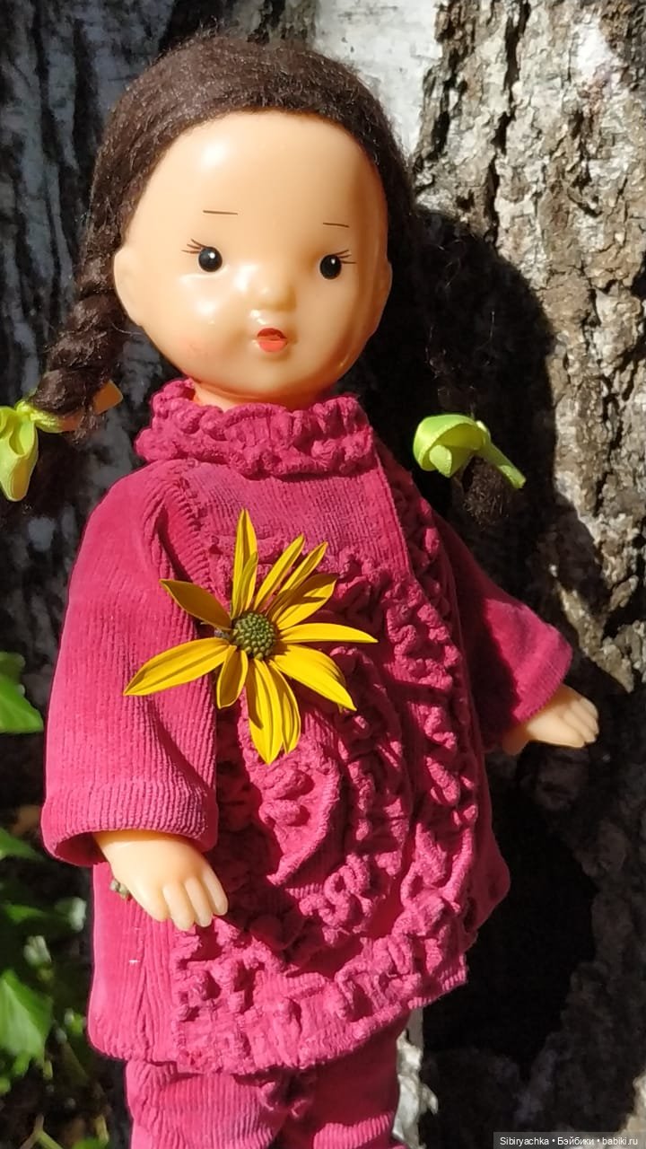 Юля слушает тихую песню осени в лесу