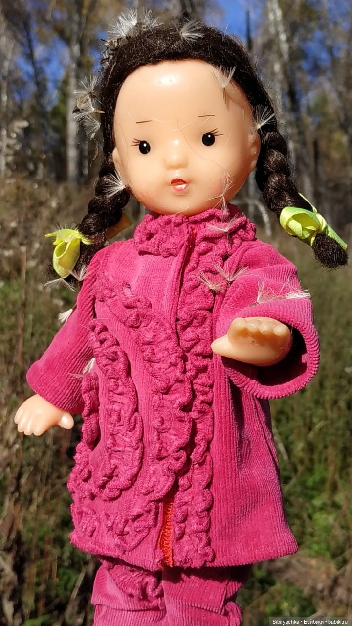 Юля слушает тихую песню осени в лесу