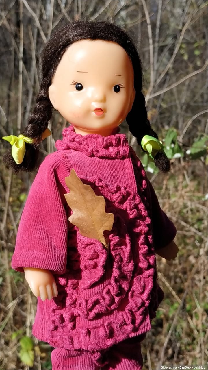 Юля слушает тихую песню осени в лесу