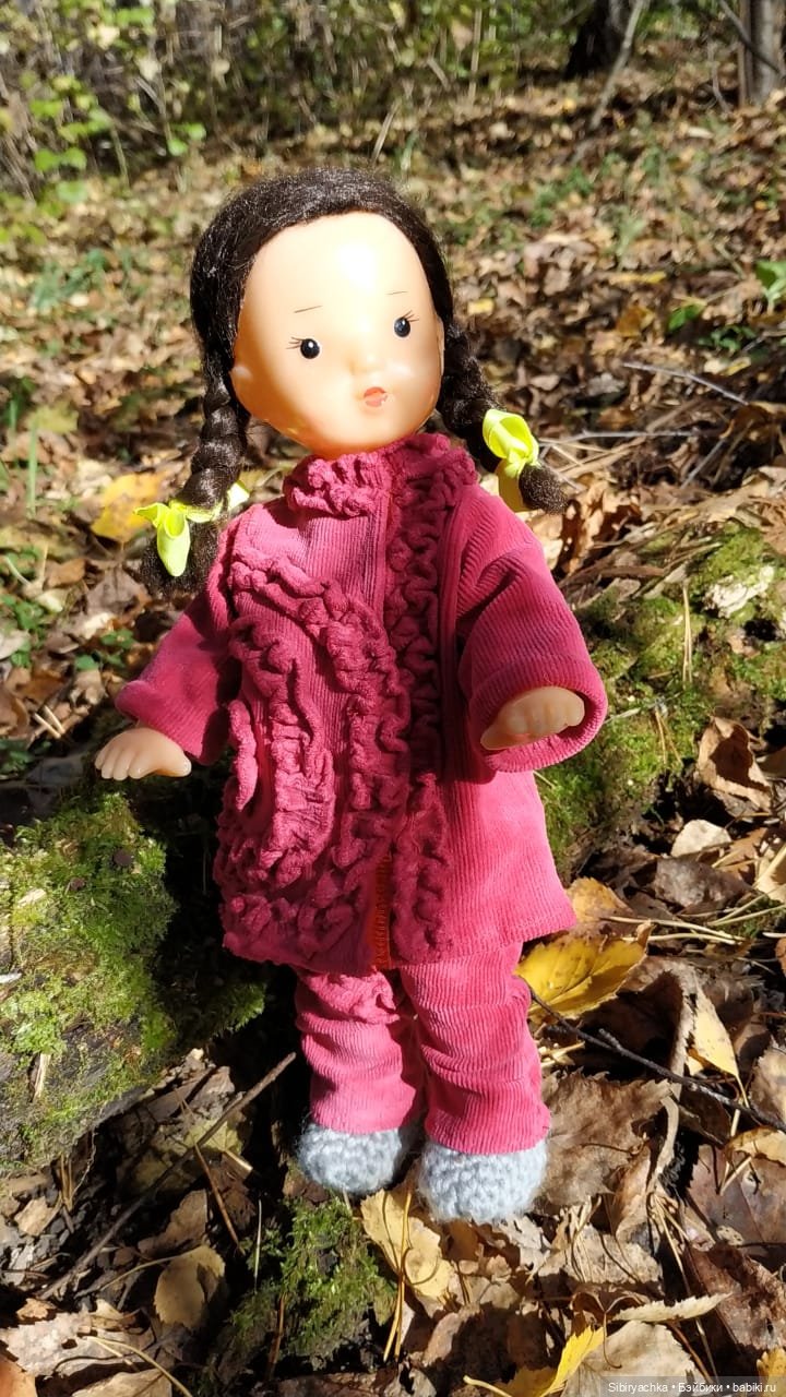 Юля слушает тихую песню осени в лесу