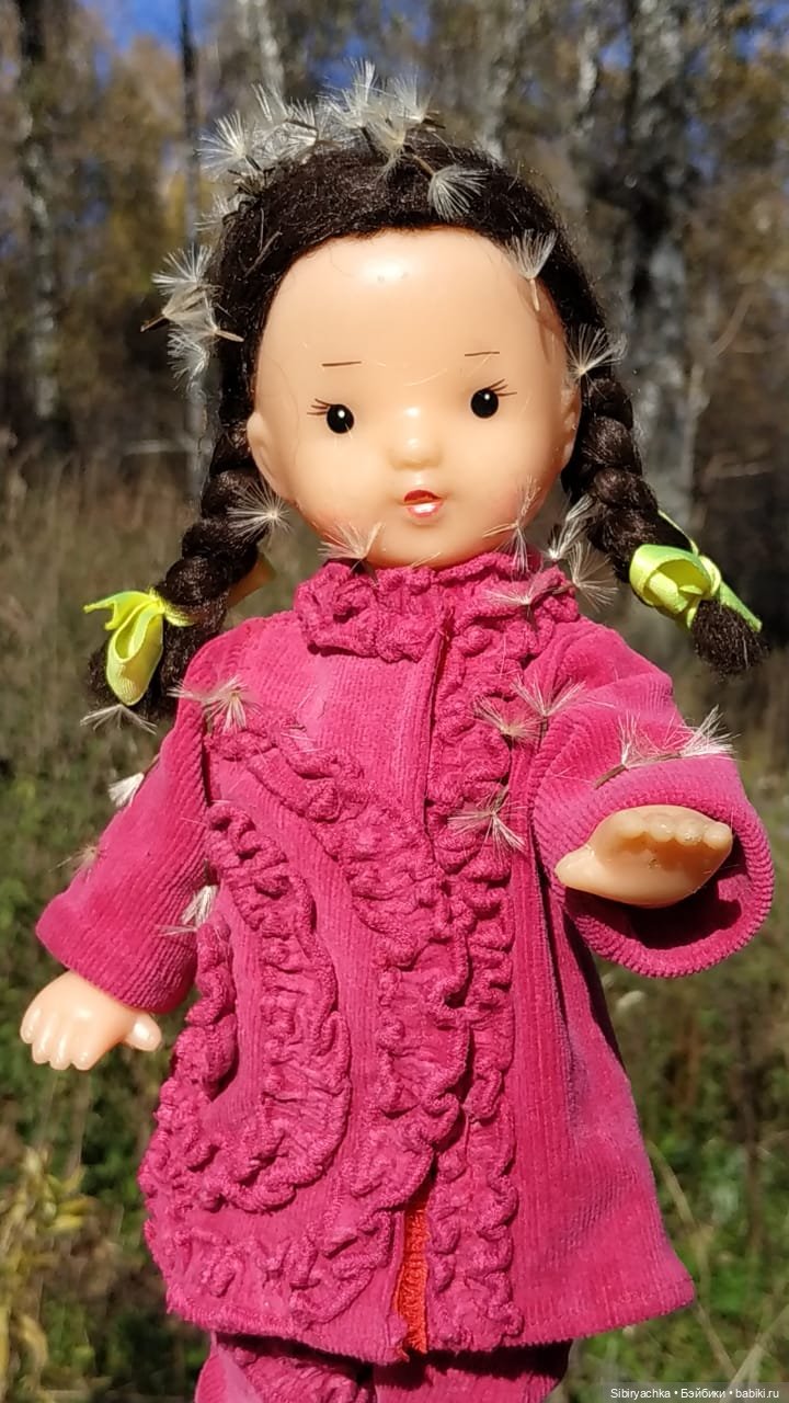 Юля слушает тихую песню осени в лесу