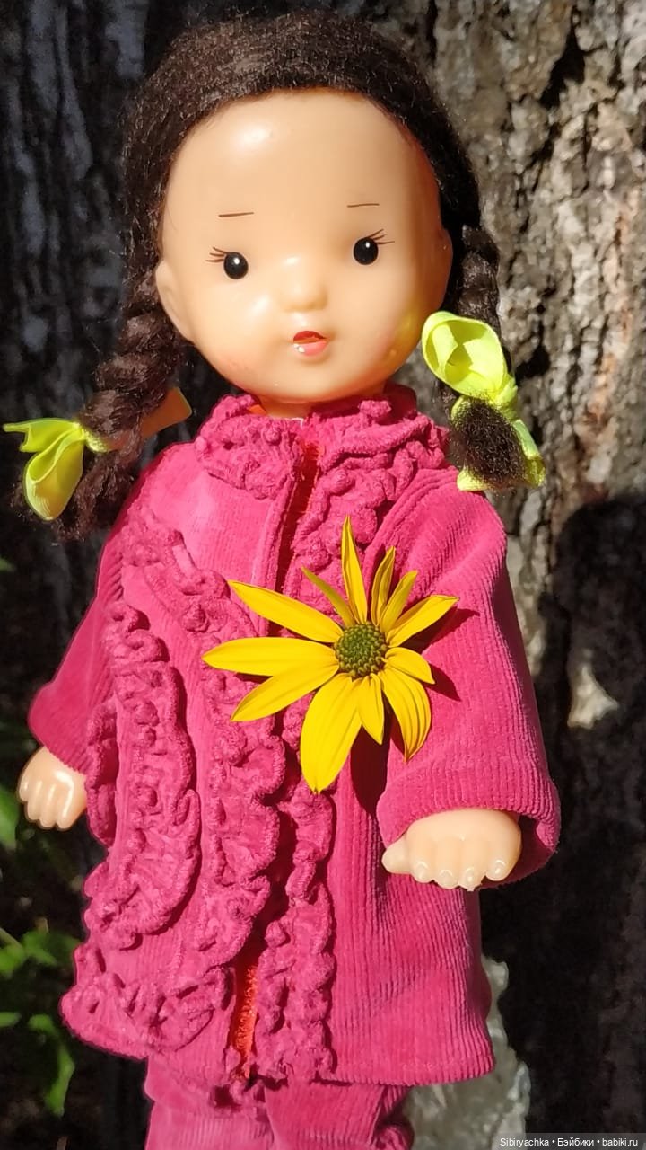 Юля слушает тихую песню осени в лесу