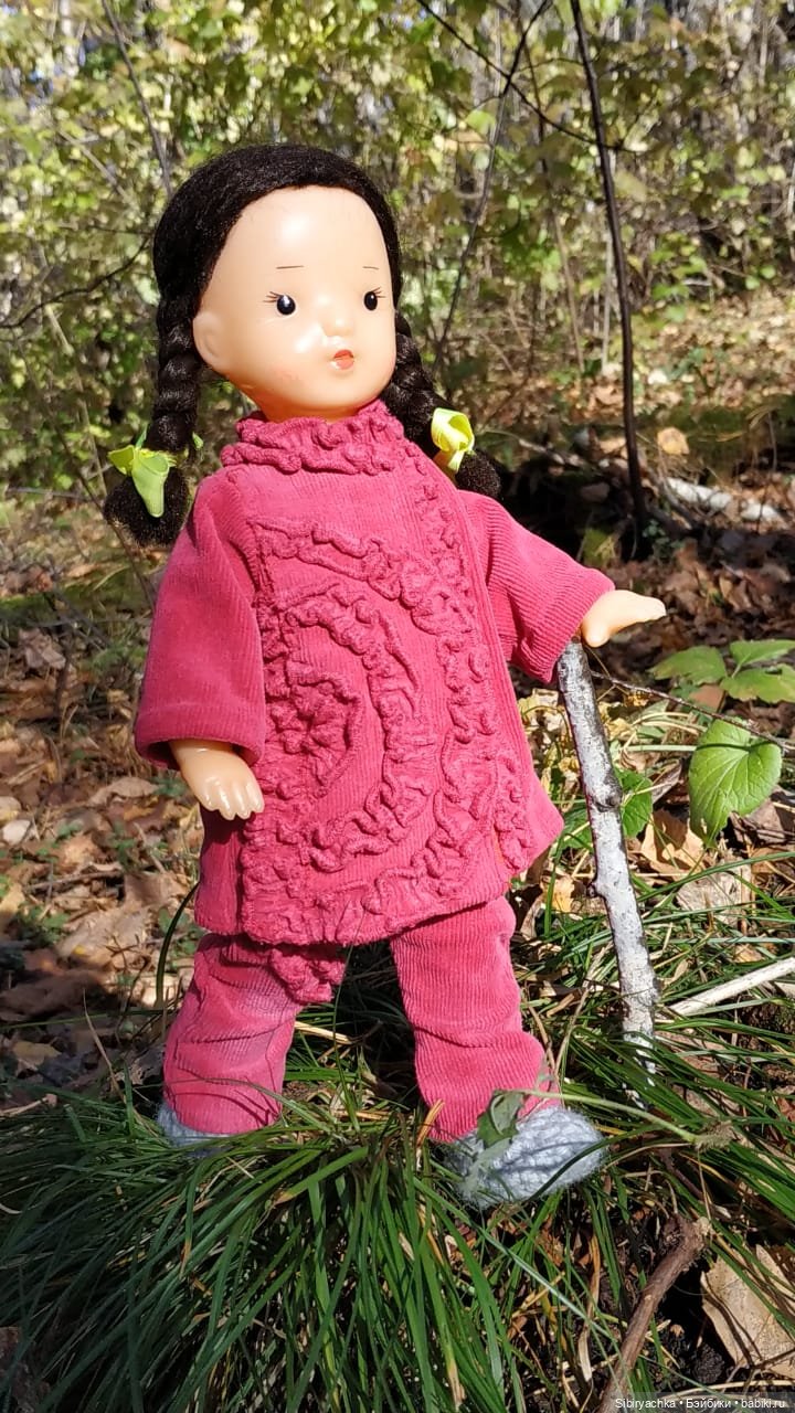 Юля слушает тихую песню осени в лесу