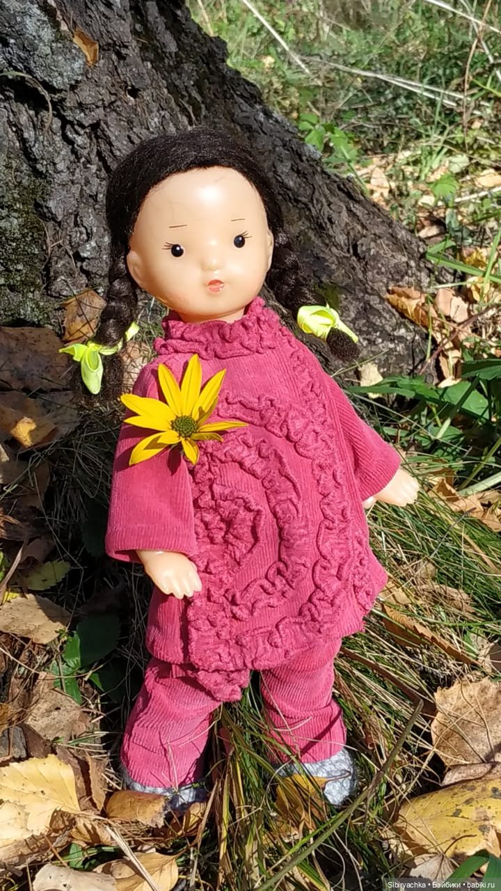 Юля слушает тихую песню осени в лесу