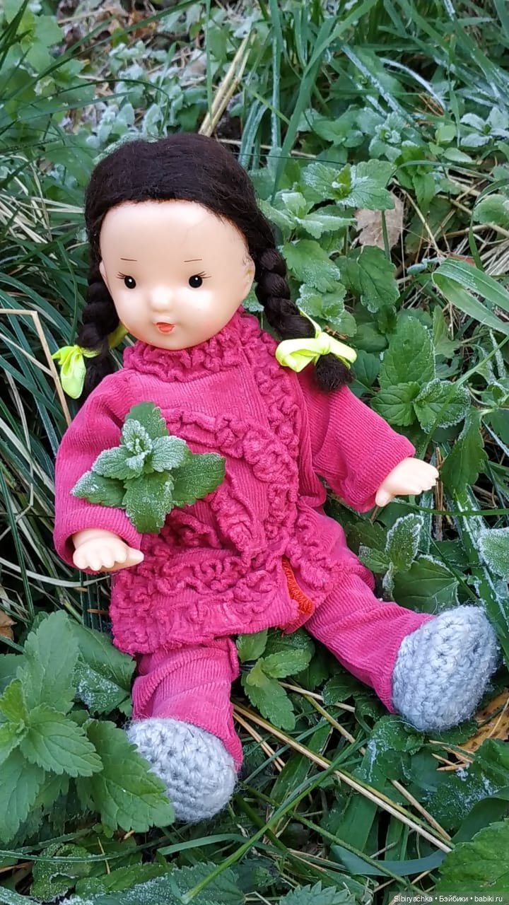 Юля слушает тихую песню осени в лесу