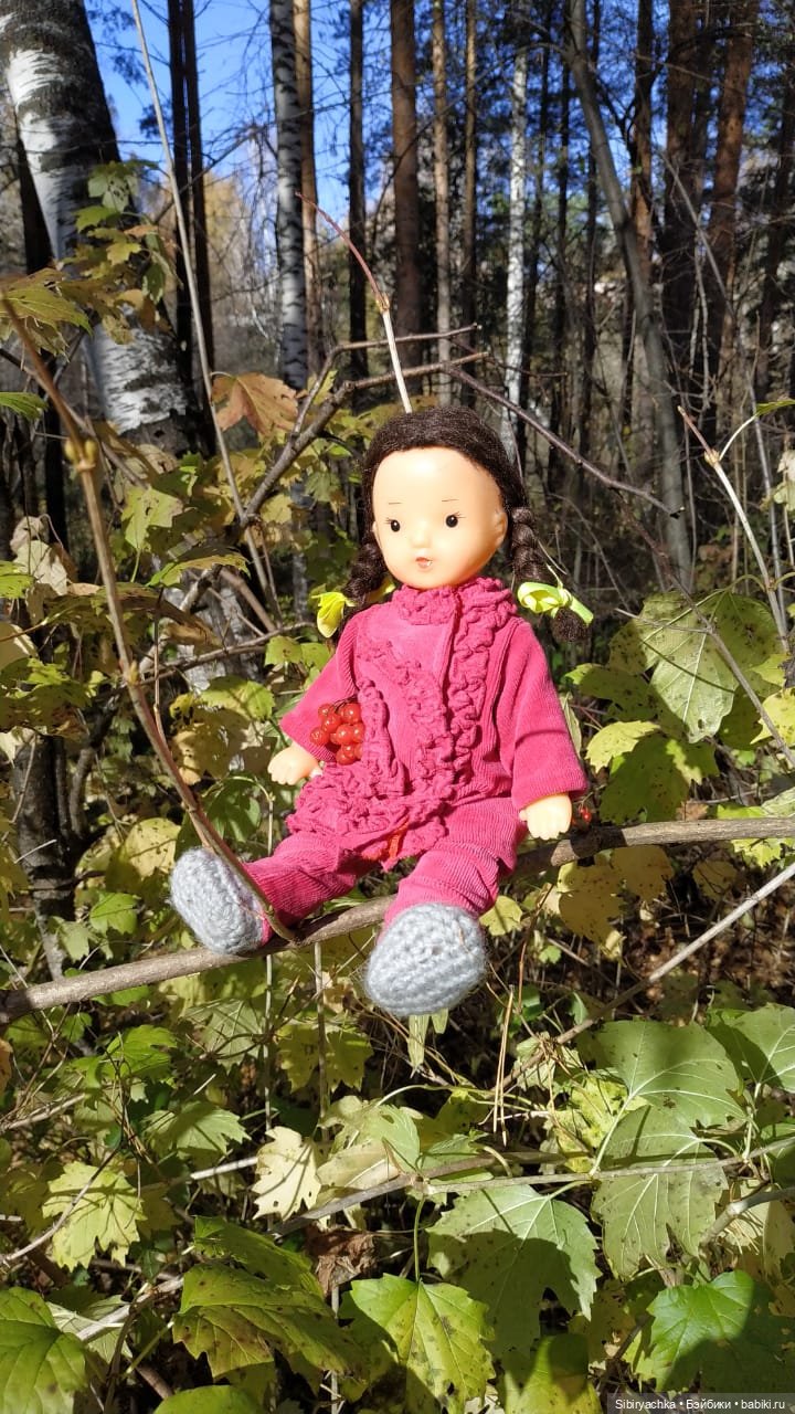 Юля слушает тихую песню осени в лесу