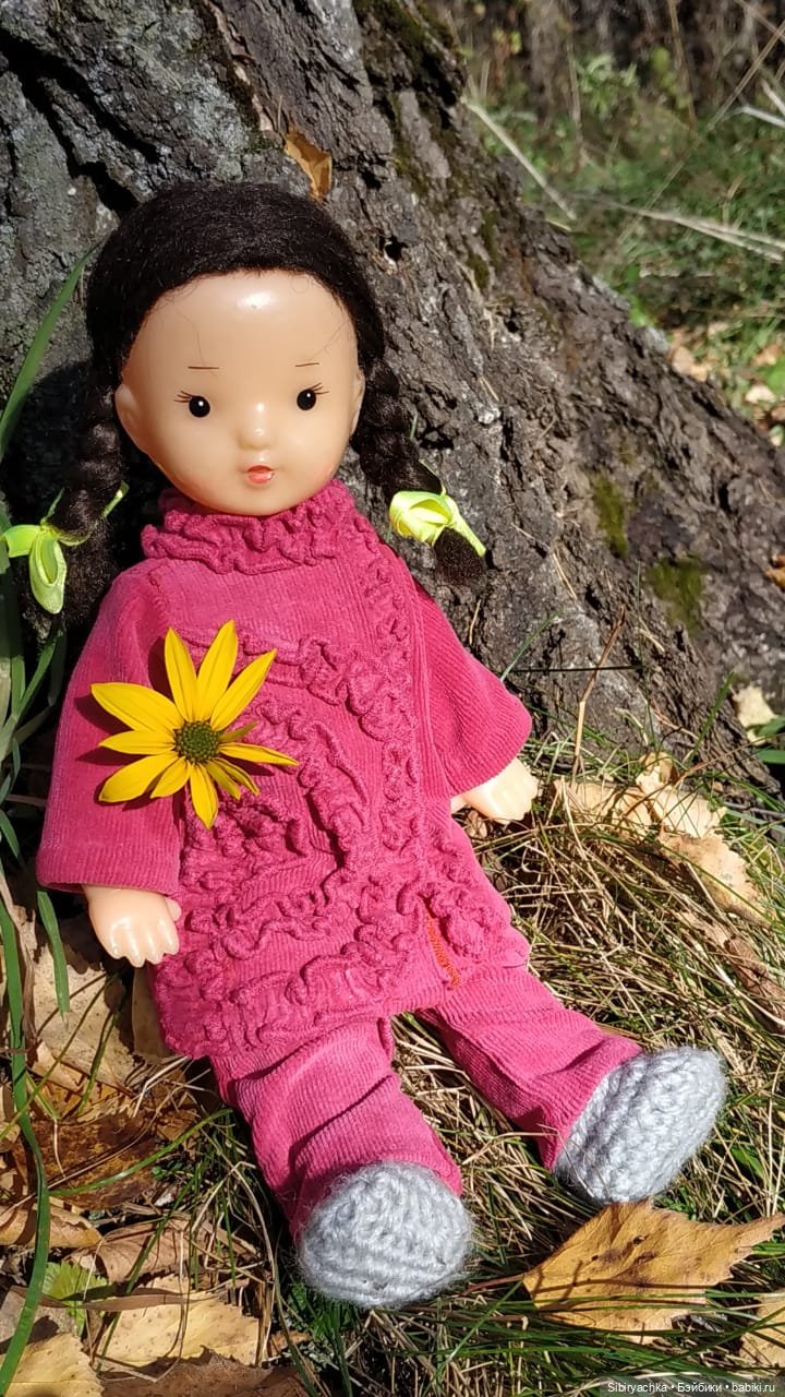 Юля слушает тихую песню осени в лесу